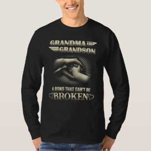 Oma und Enkelsohn: Eine Bindung, die nicht gebroch T-Shirt