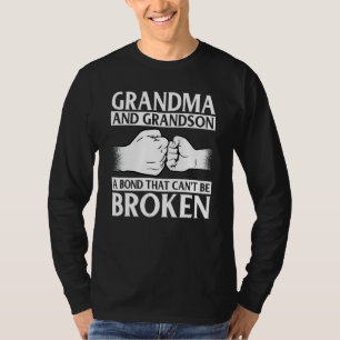 Oma und Grandson eine Anleihe, die nicht gebrochen T-Shirt