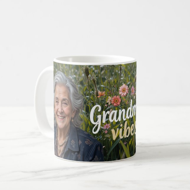 Oma-Vibes Kaffeetasse (Vorderseite Links)