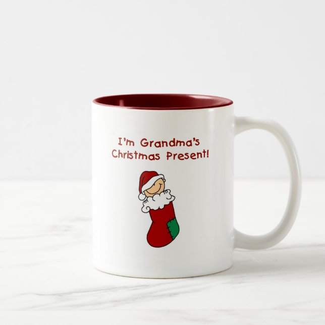 Oma Weihnachten Geschenke und Geschenke Zweifarbige Tasse (Rechts)