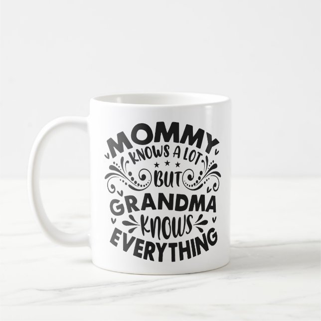 Oma weiß alles, was der Tag der Mutter ist Kaffeetasse (Links)
