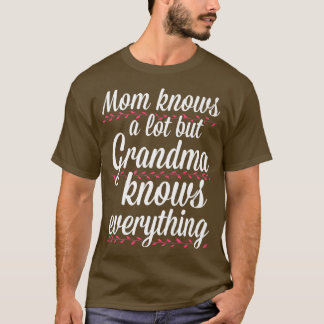 Oma weiß alles, was Großmutter T T-Shirt