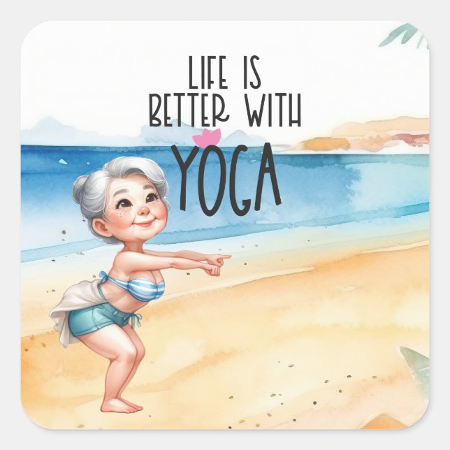 Oma Yoga Pose am Strand Quadratischer Aufkleber (Vorderseite)