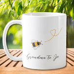 Oma zu sein kaffeetasse<br><div class="desc">Diese Tasse ist mit Honigbienen in Aquarellfarbe und "Oma to Bee" in stilvoller Schrift-Typografie dekoriert. Einfach mit Ihrem Monogramm anpassbar. Das ist ein schönes Geschenk für die werdende Mutter. Original Wasserfarbe © Michele Davies.</div>