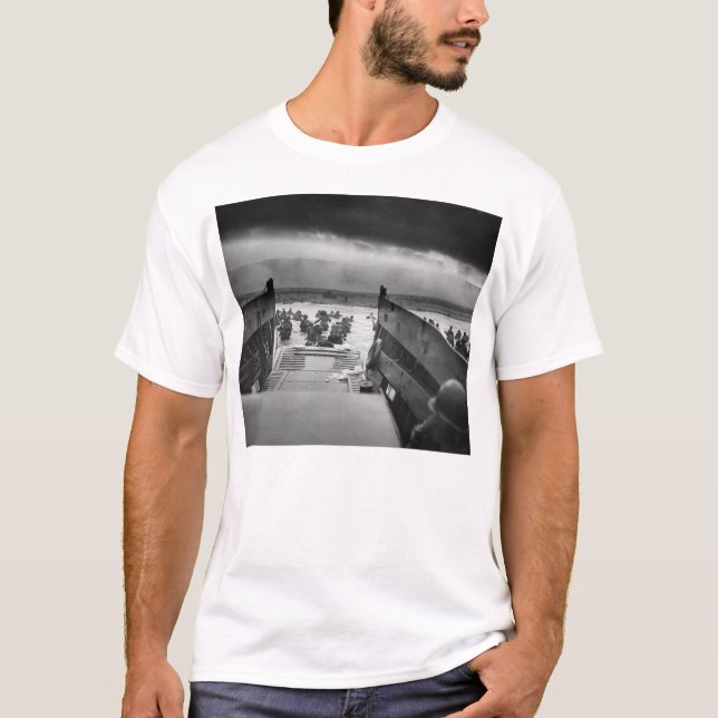 Omaha im Zweiten Weltkrieg der LCVP in die Kiefer  T-Shirt (Vorderseite)