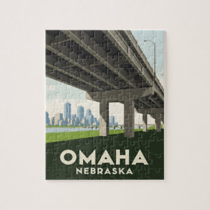 Omaha Nebraska Skyline unter einer großen Überführ