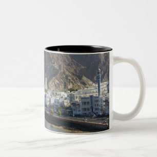 Oman, Maskat, Mutrah. Gebäude entlang von Mutrah Zweifarbige Tasse