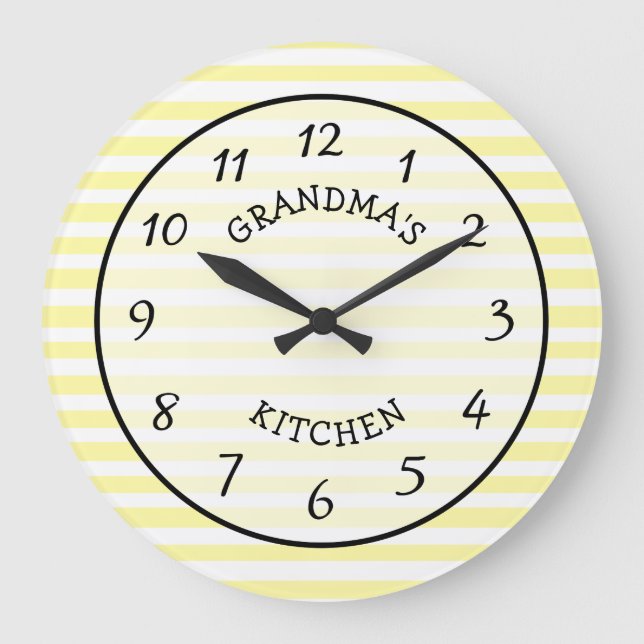 Oma's Kitchen Yellow and White Stripe Clock Große Wanduhr (Vorderseite)