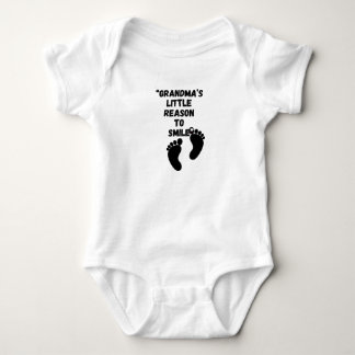 Omas kleiner Grund zum Lächeln Baby-Outfit – 3–6 Baby Strampler