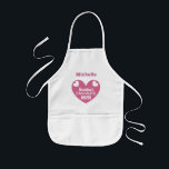 Oma's Lieblingshelfer mit Name PINK Herz V1B Kinderschürze<br><div class="desc">Oma's Favorite Helper mit Name PINK Heart V1B Dieses herzhafte Design ist niedliche Schürze für Ihren Lieblingshelfer in der Küche! Fügen Sie den Namen des kleinen Helfers hinzu! Text ist anpassbar,  damit Sie sagen können... was auch immer!</div>