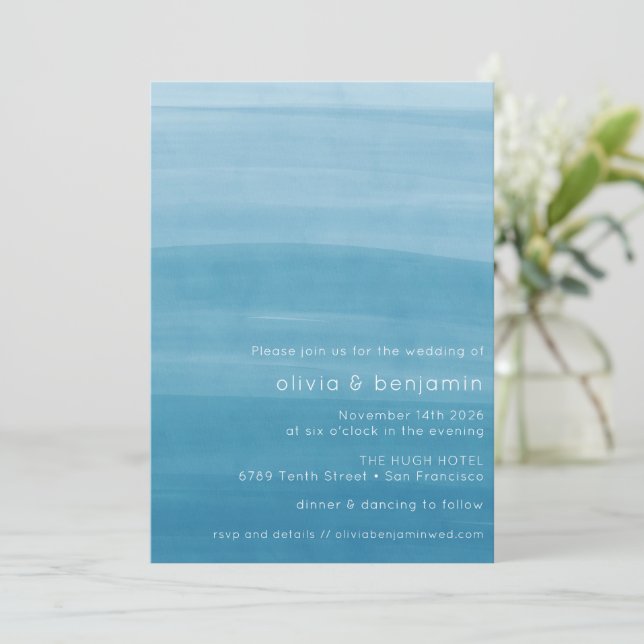 Ombre Gradient Dip Dye Ocean Blue Simple Wedding Einladung (Stehend Vorderseite)