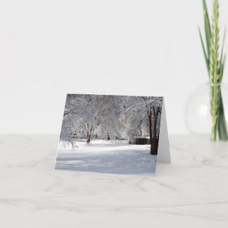 Ombres dans la neige. Carte de voeux saisonnière