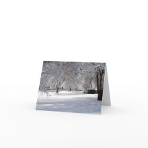 Ombres dans la neige. Carte de voeux saisonnière