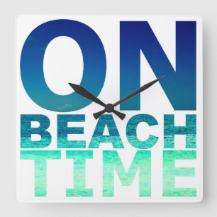 On Beach Time Blue & Turquoise Typografie Clock Quadratische Wanduhr