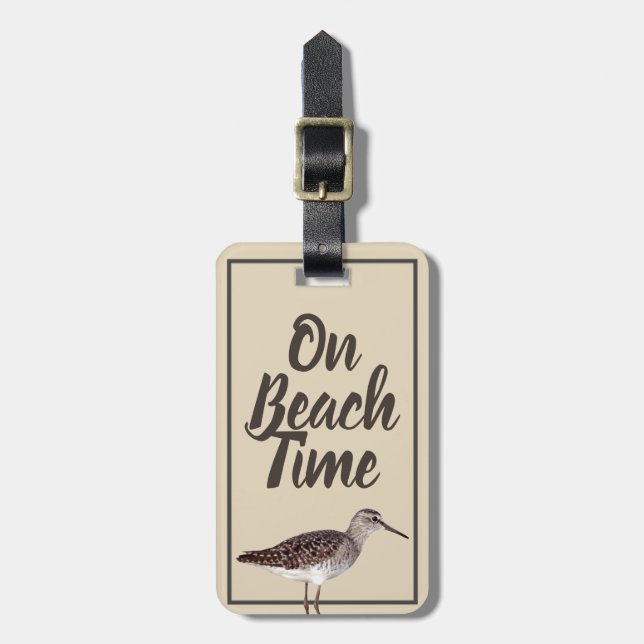 On beach Time Sandpiper Bird & Name in Script Gepäckanhänger (Vorderseite vertikal)