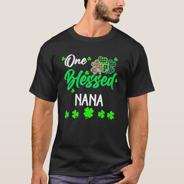 One Blessed Nana Clover St Patrick's Day Irish T-Shirt (Vorderseite)