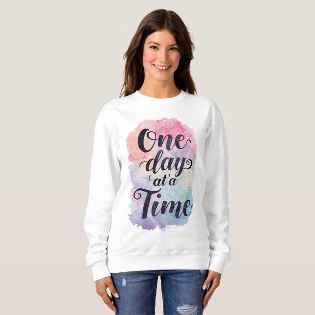 "One Day at a Time" Inspirational Quote Sweatshirt (Vorne ganz)