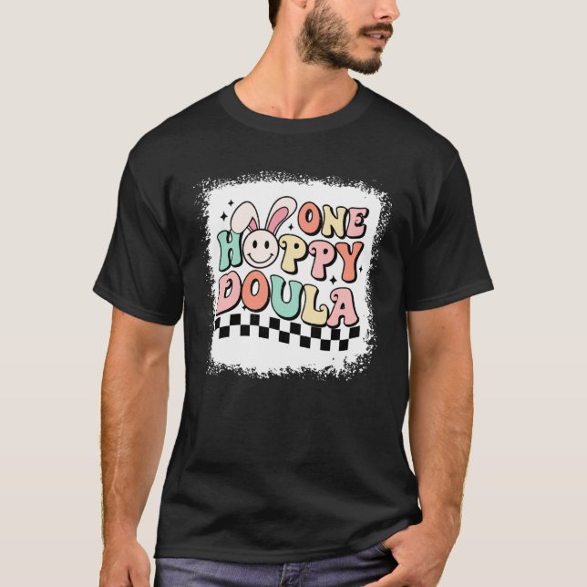 One Hoppy Doula Retro Easter Checkered Midwife Bir T-Shirt (Vorderseite)