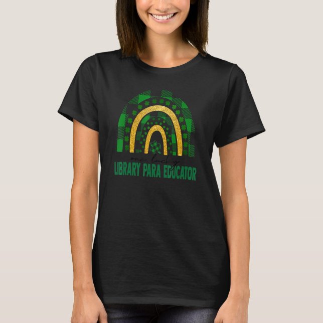 One Lucky Library Para Educator Rainbow St Patrick T-Shirt (Vorderseite)