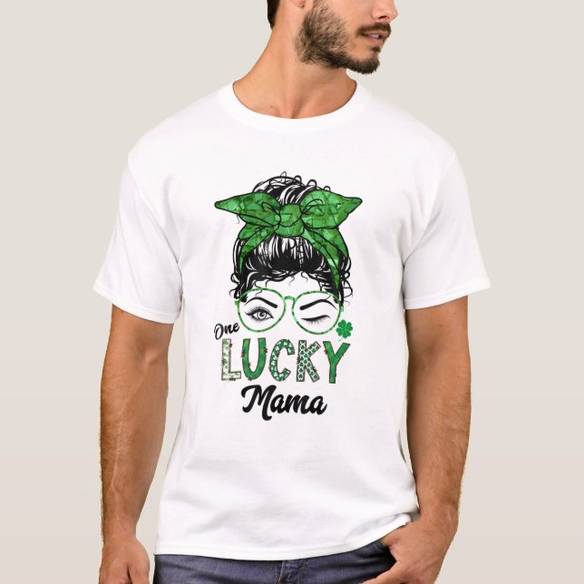 One Lucky Mama St Patricks Day Wink Eye Messy Bun T-Shirt (Vorderseite)