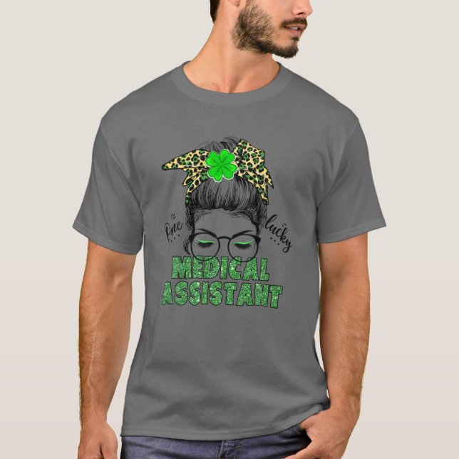 One Lucky Medical Assistant - St Patrick's Day T-Shirt (Vorderseite)