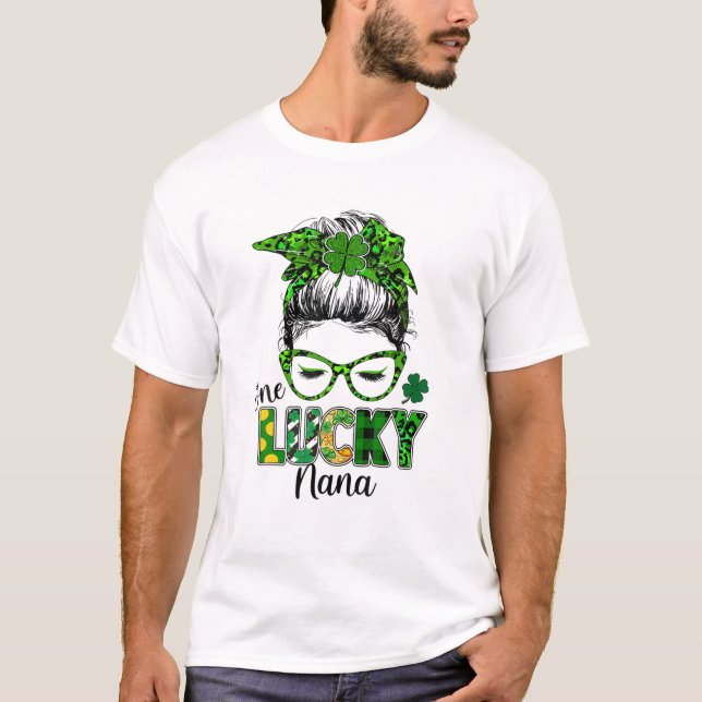 One Lucky Nana Messy Bun Kleeblatt St Patrick's Da T-Shirt (Vorderseite)
