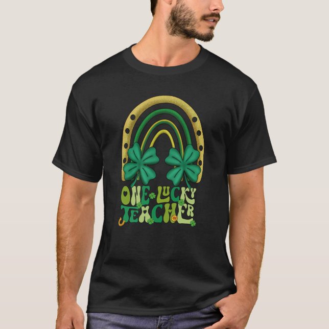 One Lucky Teacher Groovy Retro Rainbow St Patricks T-Shirt (Vorderseite)