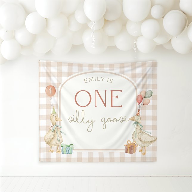 One Silly Goose Birthday Personalized Banner Wandteppich (Von Creator hochgeladen)