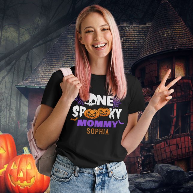 One Spooky Mommy, Fun Halloween Family T-Shirt (Von Creator hochgeladen)