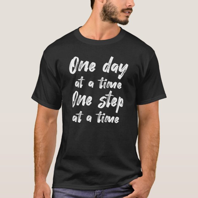 One Step At A Time 12 Steps Recovery Sponsor Sobri T-Shirt (Vorderseite)