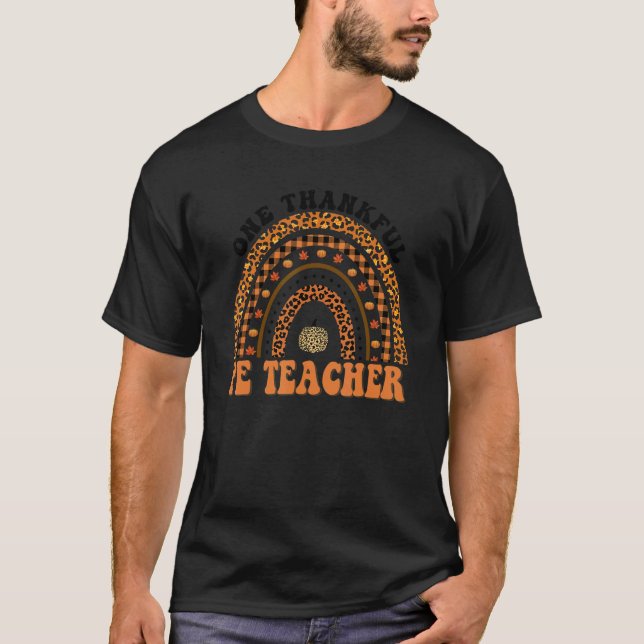 One Thankful PE Teacher Rainbow Leopard Groovy Tea T-Shirt (Vorderseite)
