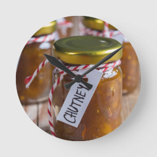 Onion pineapple chutney on rustic wood runde wanduhr
