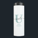Onkel Elegant Script Monogram Thermosbecher<br><div class="desc">Tasse für den Onkel - neu oder lange etabliert,  die Sie mit dem Datum,  an dem sie Onkel geworden sind,  personalisieren können. Dieses Design hat elegante handgeschriebene Schrift,  moderne Typografie. Tasse hat ein Monogramm erste U mit dem Namen Onkel.</div>
