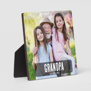 Opa Est. Weiße Grunge-Schrift Foto Fotoplatte