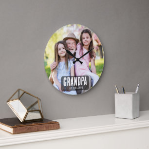 Opa Etabliert. Weißes Schriftfoto Große Wanduhr