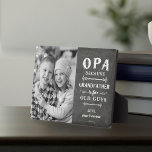 Opa Großvater Vatertag Kinder Foto Fotoplatte<br><div class="desc">Großvater ist für alte Männer, also ist er stattdessen Opa! Diese phantastische Zitat-Foto-Plakette ist perfekt für Vatertag, Geburtstag, oder um zu feiern, ein neuer Großvater oder Großvater zu sein, wer Lieben zum Golfspielen. Design zeigt das Sprichwort "Opa, weil Großvater für alte Typ ist" in weißer Schrift auf einem Kalkbrett Hintergrund,...</div>