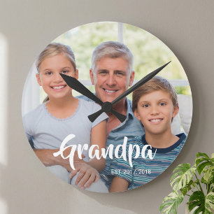 Opa hat modernes weißes Skript-Foto eingerichtet Runde Wanduhr