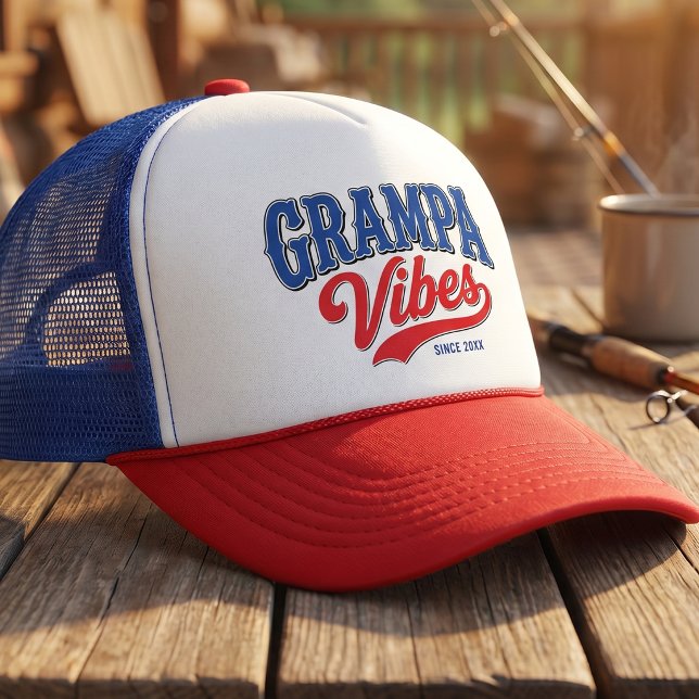 Opa-Vibes Rot Blau Retro-Textdesign Truckerkappe (Von Creator hochgeladen)