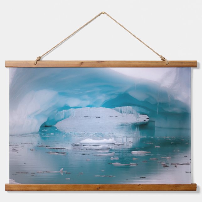 Open Arch Iceberg | Antarktis Wandteppich Mit Holzrahmen (Vorne)