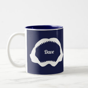 Open White Shark Kiefer und Zähne auf Navy Blue Zweifarbige Tasse