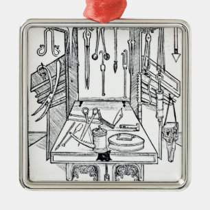 Operationstisch und chirurgische Instrumente, von Silbernes Ornament