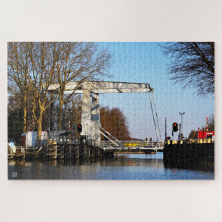 Ophaalbrug over gracht in Nederland.