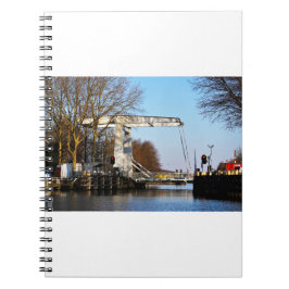 Ophaalbrug over gracht in Nederland. Notizblock