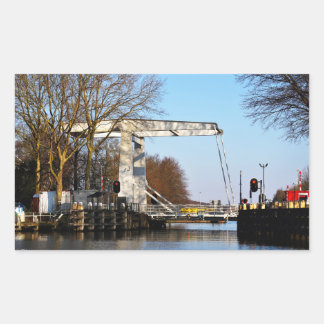 Ophaalbrug over gracht in Nederland. Rechteckiger Aufkleber
