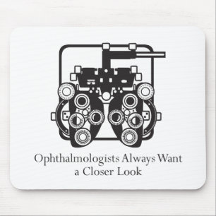 Ophthalmologists nehmen einen naheren Blick Mousepad
