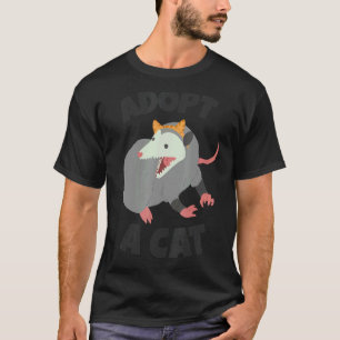 Opossum adoptiert eine Katze T-Shirt