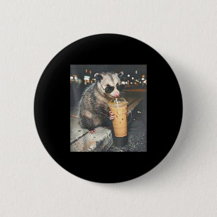 Opossum, das eisgekühlten Kaffee trinkt, lustiges Button
