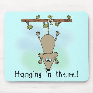 Opossum, das herein dort hängt mousepad