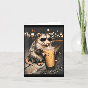 Opossum trinkt eisgekühlten Kaffee Lustiges Tier M Karte