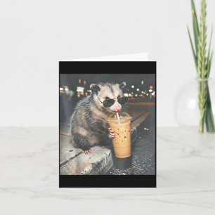 Opossum trinkt eisgekühlten Kaffee lustiges Tier-M Karte